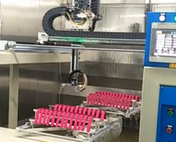 三軸往復式噴漆機——塑膠手表表帶噴涂